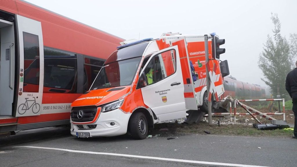 Unfälle: Regionalzug rammt Krankenwagen – Patientin tot