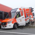 Unfälle: Regionalzug rammt Krankenwagen – Patientin tot