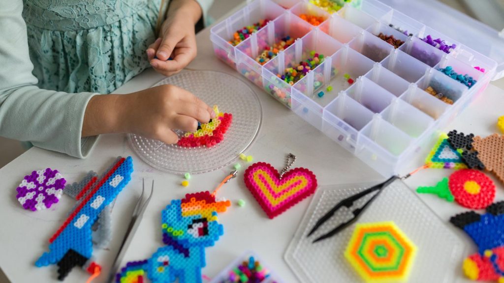Bastelspaß: Darum fördern Bügelperlen die Konzentration und Kreativität von Kindern