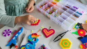 Bastelspaß: Darum fördern Bügelperlen die Konzentration und Kreativität von Kindern