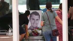 Gedenkstunde in Arizona : Trump kündigt sich zur Trauerfeier für Charlie Kirk an