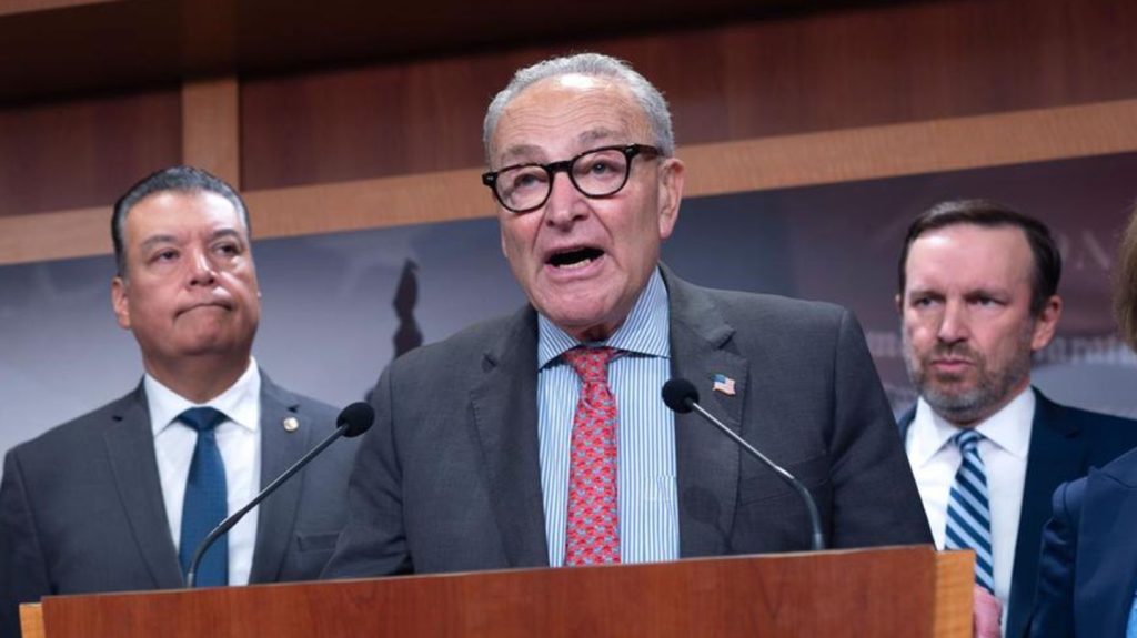 Politischer Druck wächst: Demokraten-Führer Chuck Schumer sieht die USA auf dem "Weg zur Diktatur"