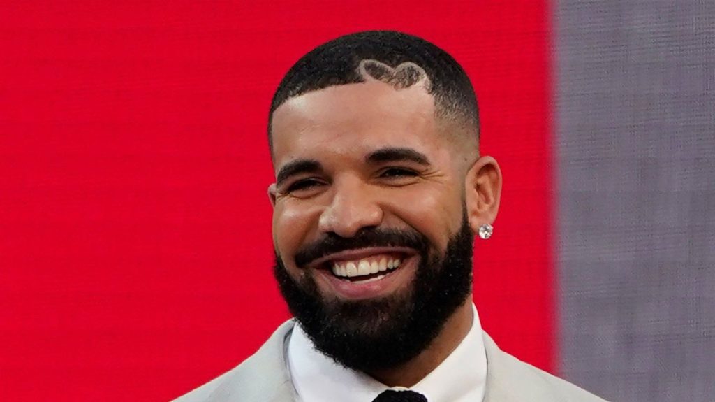 "Too hot to Hendl": Superstar Drake feiert in schräger Latzhose auf der Wiesn