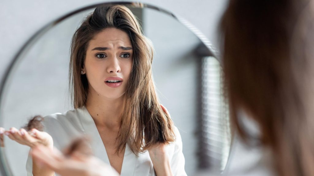Haarpflege: Dünnes Haar: Diese Ursachen und Behandlungsmöglichkeiten gibt es