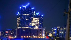Blue Port: Der Hamburger Hafen macht blau