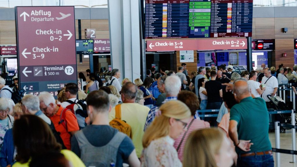 Probleme beim Check-in: Flughäfen kämpfen mit Folgen nach Cyberangriff – Warteschlangen am BER erwartet