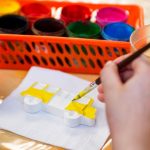 Werken & Gestalten: Gipsfiguren gießen und bemalen: So kreieren Kinder kleine Kunstwerke