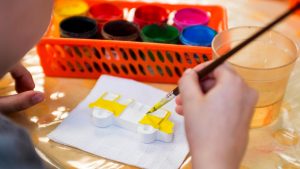 Werken & Gestalten: Gipsfiguren gießen und bemalen: So kreieren Kinder kleine Kunstwerke
