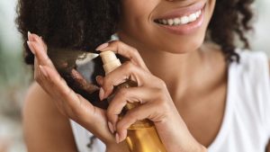 Pflegetipps: Mehr Schutz, Feuchtigkeit und Glanz: So wenden Sie Haaröl richtig an