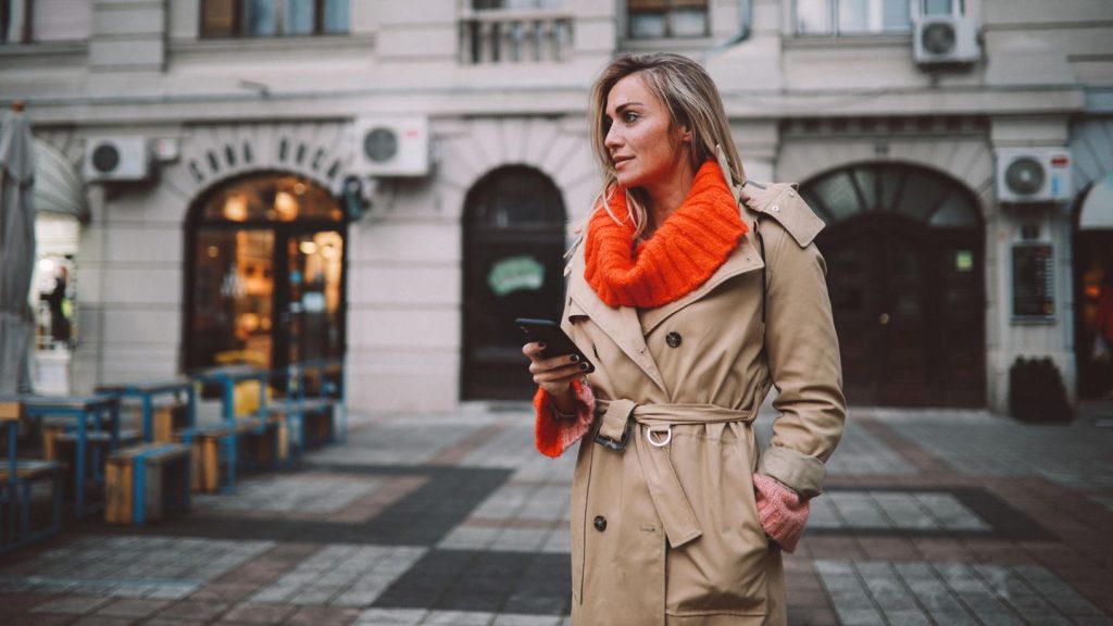 Trenchcoat & Co.: Leichte Mäntel: Diese Trends eignen sich für kühlere Tage