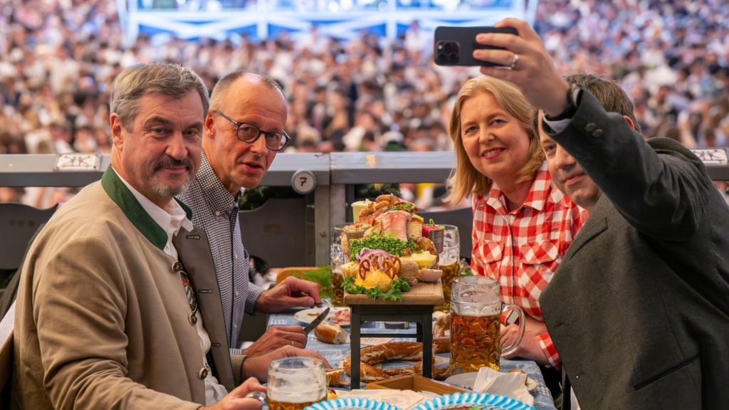 Oktoberfest 2025: Überraschungsgast auf der Wiesn: Ist das nicht der Bundeskanzler?