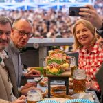 Oktoberfest 2025: Überraschungsgast auf der Wiesn: Ist das nicht der Bundeskanzler?