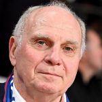 Ehrenpräsident: "Völlig bekloppt": Hoeneß schimpft über Transfermarkt