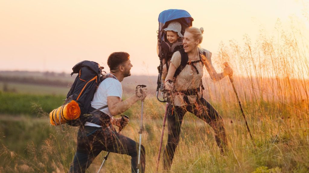 Wanderurlaub: Mit Kind und Kraxe durch die Berge: Praktische Tipps für entspanntes Trekking