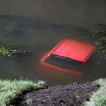 In Fluss gestürzt: Auto mit zwei Personen stürzt in die Emscher