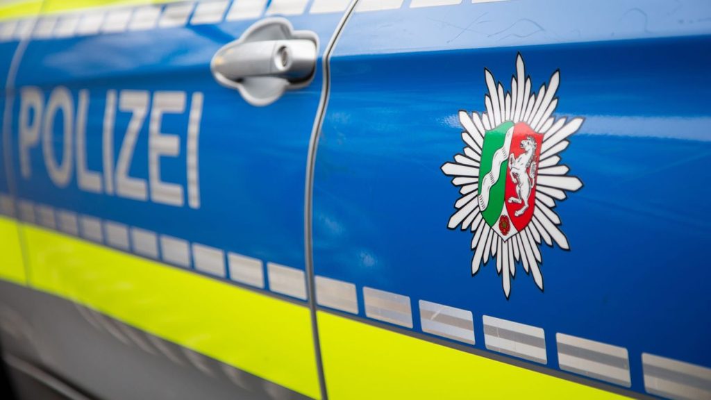 Köln: Frau fährt auf Polizisten zu - Beamter gibt Warnschuss ab