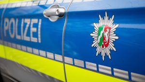 Köln: Frau fährt auf Polizisten zu - Beamter gibt Warnschuss ab