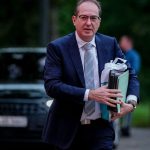 Migrationstreffen in München: Dobrindt will schnelle Asylverfahren und Dauer-Abschiebehaft