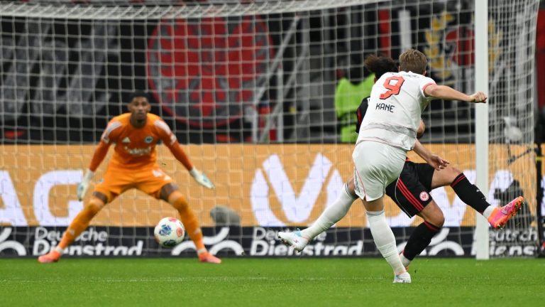 Bundesliga-Topspiel: Mal ein Bier trinken: Bayern siegen locker vor Wiesn-Besuch