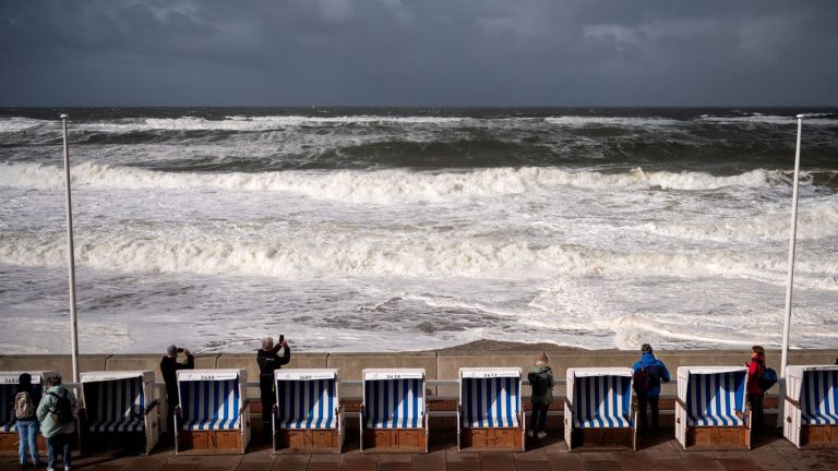 Wetter: Orkanböen legen Fähren lahm – Windsurf-Elite feiert Nordsee