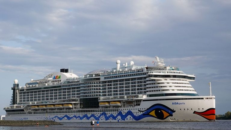 Sturmflut: Kreuzfahrtschiff steckt in Hamburg fest