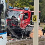 Unfälle: Feuerwehrwagen kollidiert mit Straßenbahn - fünf Verletzte