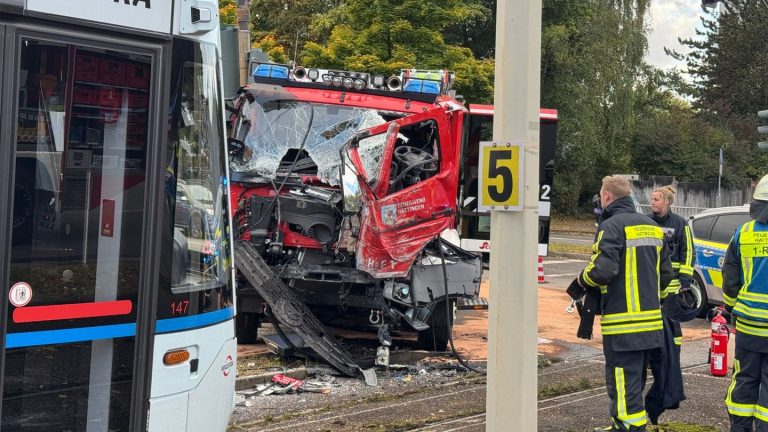 Unfälle: Feuerwehrwagen kollidiert mit Straßenbahn - fünf Verletzte