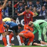 2. Fußball-Bundesliga: Schalker Abwehrchef hilft bewusstlosem Gegner