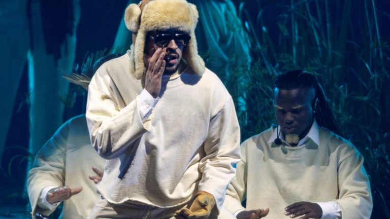 "Saturday Night live": Bad Bunny macht sich über MAGA-Kritik an Super-Bowl-Auftritt lustig