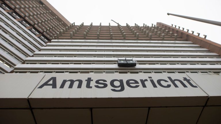 Bewährung für "Klimakleber": Flughafenblockade: Gericht verurteilt Klimaaktivisten
