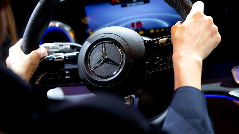 Autoindustrie: Absatzflaute bei Autobauer Mercedes hält an