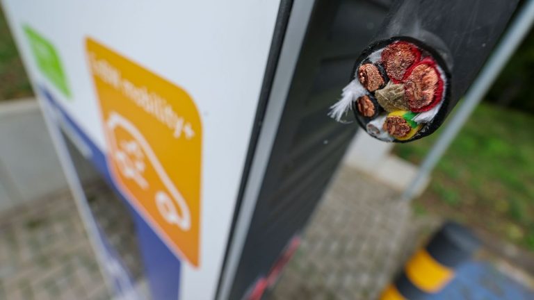Geklaute Kabel: Mehr als ein Dutzend Kabel von Ladesäulen abgeschnitten