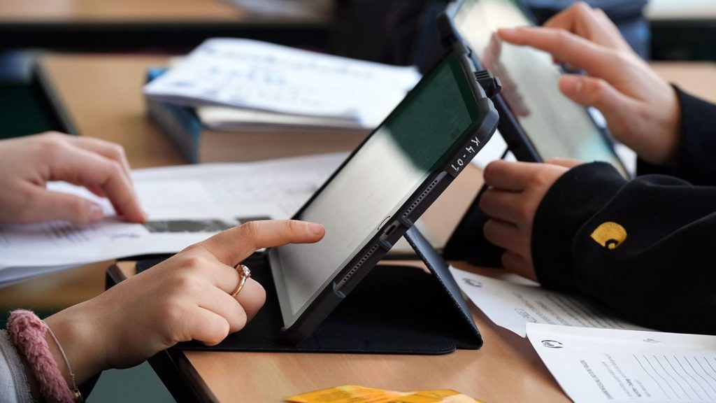 Digitales Lernen: Studie: Lernen neuer Wörter klappt auch am Bildschirm gut