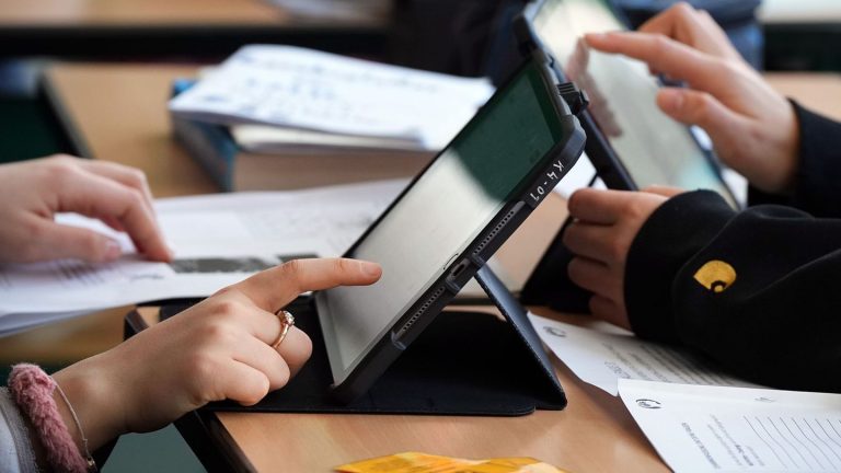 Digitales Lernen: Studie: Lernen neuer Wörter klappt auch am Bildschirm gut
