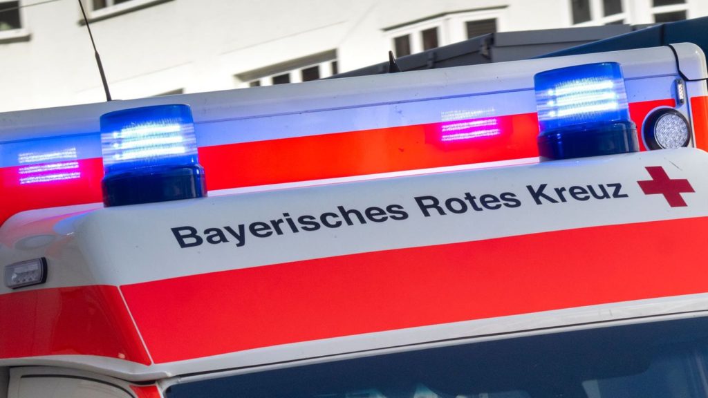 Unfall: Radler spannt Schirm beim Fahren auf und prallt gegen Auto