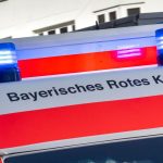 Unfall: Radler spannt Schirm beim Fahren auf und prallt gegen Auto