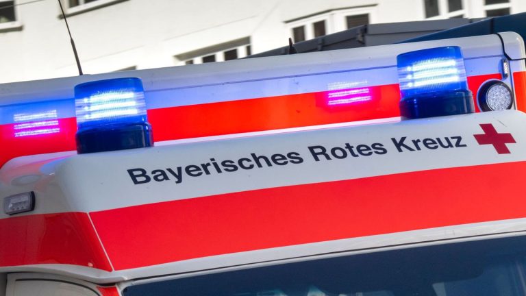 Unfall: Radler spannt Schirm beim Fahren auf und prallt gegen Auto