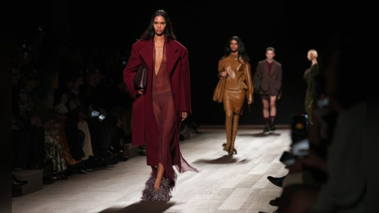 Burgundy is back: Weinrot im herbstlichen Alltag richtig stylen