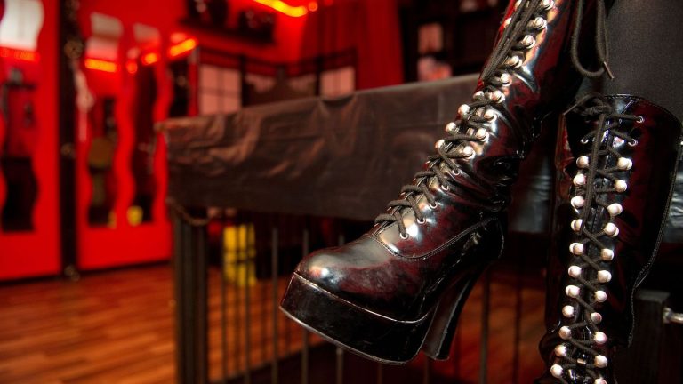 Als Alleinerbin eingesetzt: Domina soll 62-Jährigen in dessen Haus getötet haben