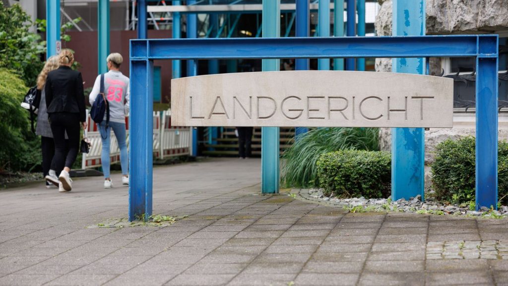 Prozesse: Prozessauftakt: Mann soll Ehefrau im Schlaf erstochen haben