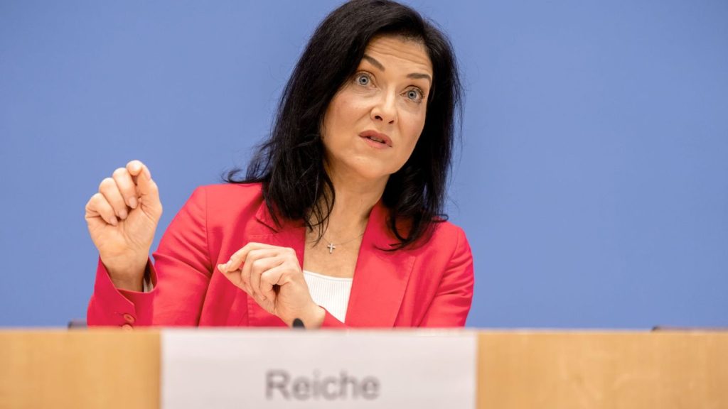 Prognose: Wirtschaft soll 2026 anziehen - Reiche: "Wir müssen kämpfen"