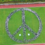 Friedensbotschaft: Peace-Zeichen aus 4.000 Menschen: Rekord in Menden gelingt