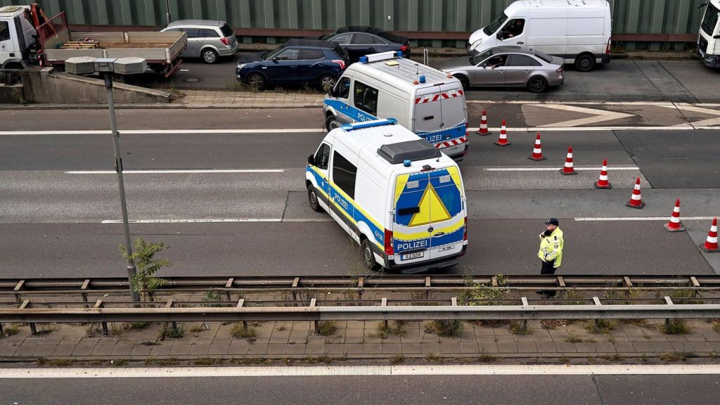 Vollsperrung: Polizei auf der Berliner Stadtautobahn auf Spurensuche