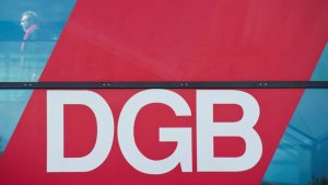 DGB-Chefin Fahimi attackiert Bundesregierung und droht mit Streiks