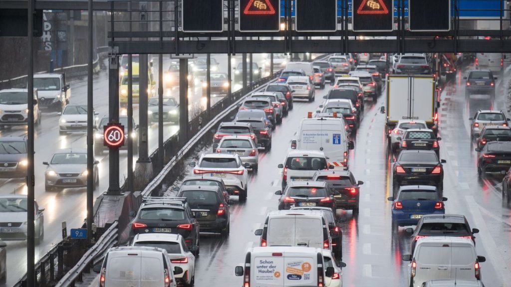 Verkehr: Asphaltarbeiten legen südliche A100 zeitweise lahm