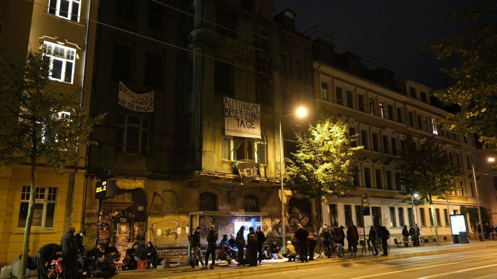 Kundgebung: Hausbesetzung in Leipzig - Polizei rückt mit Großaufgebot an