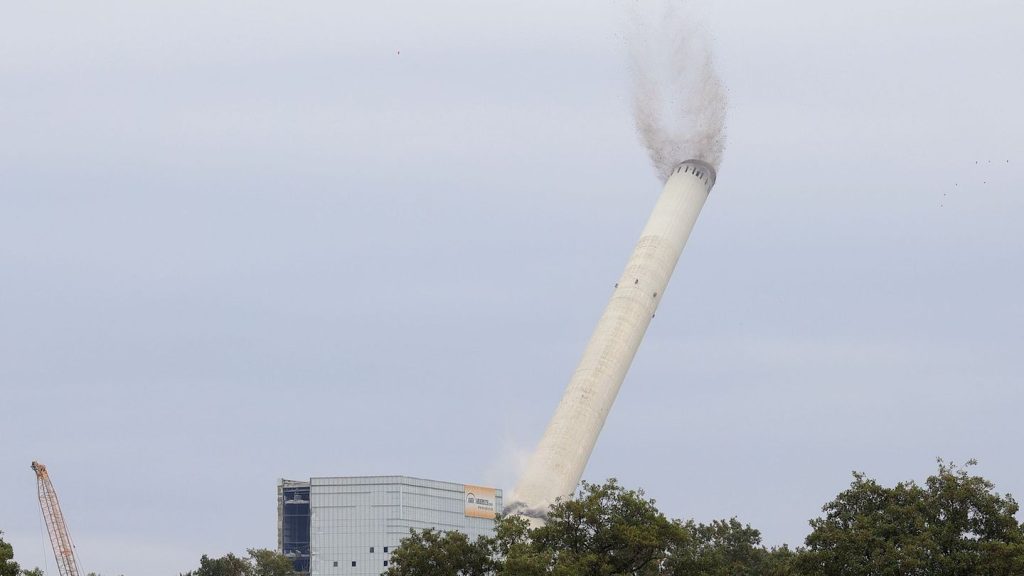 Kraftwerksstandort: Krach in Werne: RWE sprengt 280 Meter hohen Kamin