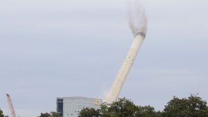 Kraftwerksstandort: Krach in Werne: RWE sprengt 280 Meter hohen Kamin