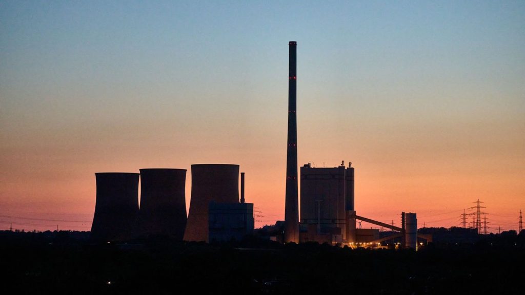 Kontrollierte Sprengung: 280-Meter-Schornstein von Kraftwerk wird gesprengt