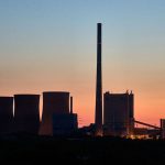Kontrollierte Sprengung: 280-Meter-Schornstein von Kraftwerk wird gesprengt